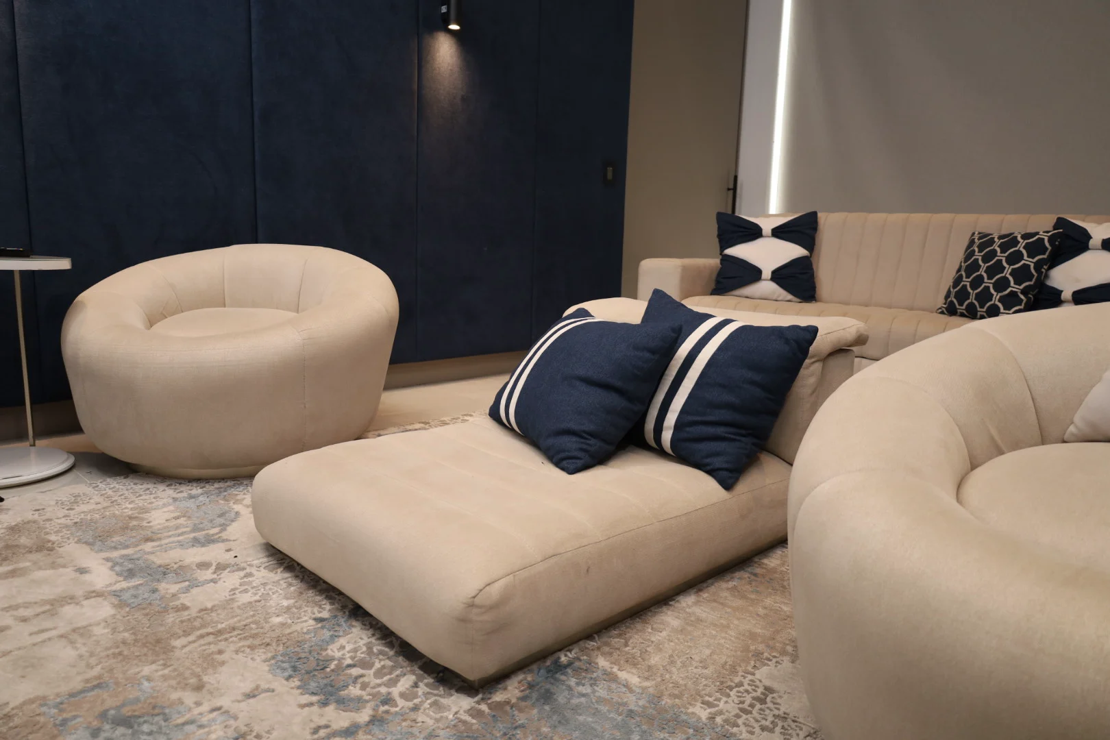 Sala de cine marari con muebles personalizados